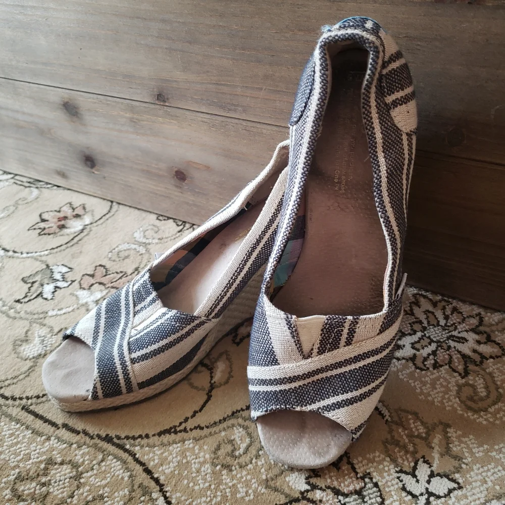 TOMs Calypso gray tan wedge sandal espadrille 7.5